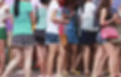 Demi Dapat Diskon, Para Wanita di China Beramai-ramai Pakai Rok Mini