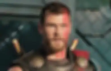 Jemput Anak-anaknya Sekolah, Chris Hemsworth Sembunyi di Balik Pohon!