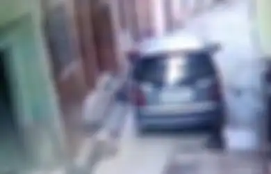 (Video) Aksi Seorang Ibu Membuang Bungkusan di Depan Rumah Orang  Terekam Kamera CCTV, Isinya Ternyata Bayi Manusia