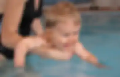 Asyik Main Hape, Seorang Ibu Tak Sadar Bayinya Tenggelam di Dasar Kolam