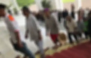 Hanya Pakai Celana Pendek dan Sandal Jepit Tapi Bisa Halal Bihalal Bareng Presiden, Keren!