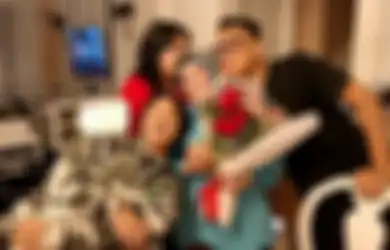 Sukses Berkarir di Dunia Hiburan, Begini Potret Rumah Mewah Bak Istana Milik Uya Kuya, Bergaya Klasik dengan Dominasi Warna Putih