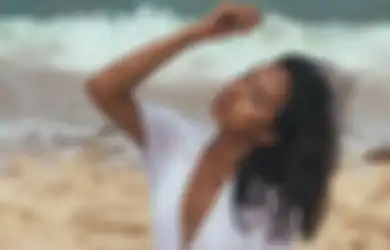 Selebgram Cantik Ini Pajang Foto Pose Genit yang Bikin Mata Melotot, Tiba-tiba Netizen Langsung Hardik Hotman Paris Sehabis Kepergok Tinggalkan 3 Emoji Mata Love di Kolom Komentar: 'Aduh Bang, Udah Dong!'