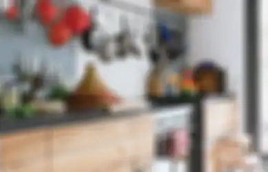 Enggan Gunakan Bahan Kimia untuk Bersihkan Dapur? Simak 3 Tips Buat Lemari Kayu Kinclong Kembali!