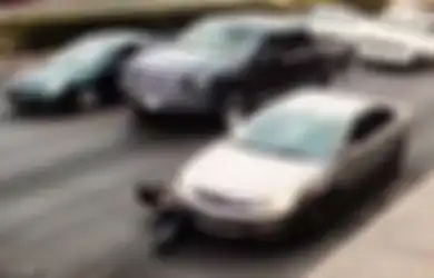 (Video) Duh, Wanita Ini Terpeleset dan Tertabrak Mobil Setelah Menyeberang Dengan Memakai High Heels