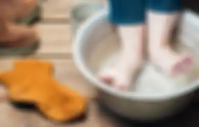 Rendam Kaki dengan Mencampur Garam dan Dua Bahan Ini, Dijamin Bau Kaki Segera Hilang!