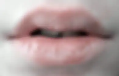 5 Cara Atasi Bibir Kering dan Rusak karena Sering Pakai Lipstik!