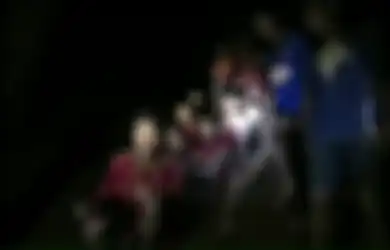 Beri Jatah Makanan dan Minumannya kepada 12 Muridnya, Ini Kisah Pelatih Tim Sepakbola yang Terjebak di Gua di Thailand