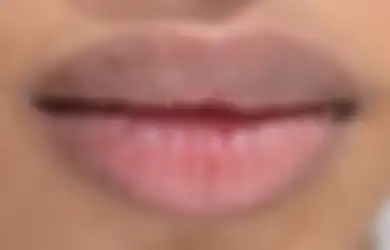 Sering Pakai Lipstik Bikin Bibir Kering dan Hitam? Atasi Pakai 5 Cara Ini!