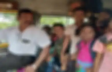 Guru Ini Membeli Bus Demi Bisa Antar-Jemput Muridnya Ke Sekolah