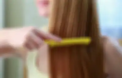 Jangan Asal, Begini Cara Membersihkan Sisir yang Benar Sesuai Jenisnya
