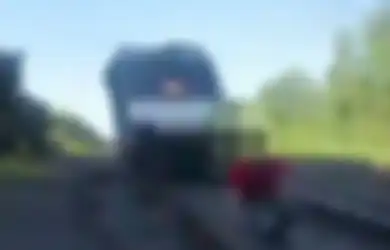 (Video) Detik-detik Menegangkan Saat Seorang Polisi Selamatkan Pria yang Hampir Terlindas Kereta Api