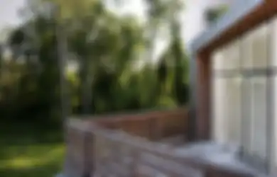 Buat Balkon Layaknya Dermaga, Cara Unik Menikmati Suasana Alam