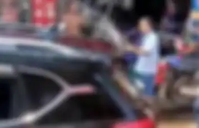 Balita Terkunci di Dalam Mobil, Warga Bantu Semprot Air Karena Orangtuanya Tak Mau Kaca Mobilnya Dipecah