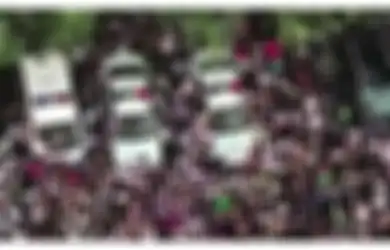 Gara-gara Sombong Punya Mobil dan Menghina Pengendara Sepeda, Seorang Pria Dihadang Massa yang Mengamuk!