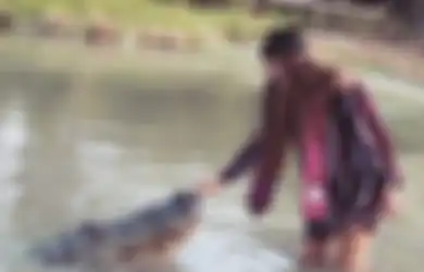 Lulus Kuliah, Mahasiswi Ini pun Berfoto Bersama 'Kekasih Buaya'-nya