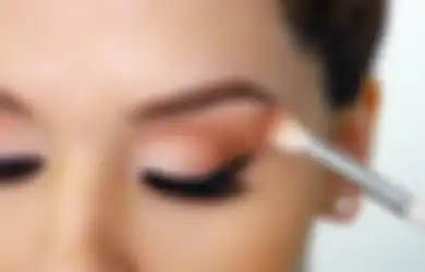 Tips Membersihkan Eye Make Up dengan Benar Agar Enggak Merusak Kulit!