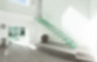 Jendela di Tangga, Perlancar Sirkulasi Cahaya dan Percantik Area. Ini Penjelasannya