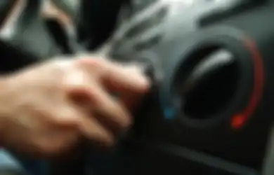 Nyalakan AC Mobil Dianggap Bikin Boros Bensin, Ini Fakta Sebenarnya!