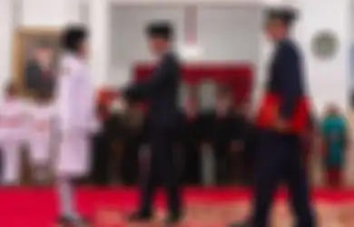 Kisah Haru Anak Penjual Lontong yang Dilantik Jokowi Menjadi Paskibraka 2018