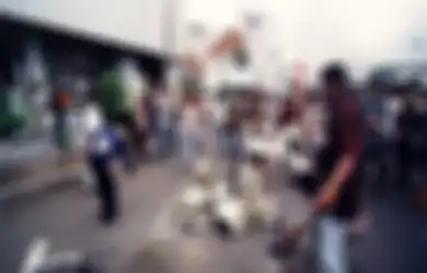 Kisah Pilu Kerusuhan Mei 1998 di Jakarta, Warga Jarah Toko hingga Aparat Tembaki Penjarah