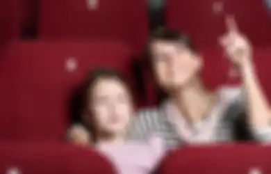 Masih Suka Nekat Ajak Anak Nonton Film Dewasa di Bioskop? Ini Dampaknya
