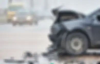 Nekat, Bocah 12 Tahun Ini Mencuri Mobil Ibunya dan Menabrak Seorang Polisi