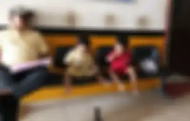 Ditemukan di Rumah Kosong Tanpa Atap dan Lantai, Dua Bocah Ini Lusuh, Kelaparan, dan Penuh Lebam