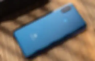 Video Xiaomi Pocophone F1 Disiksa dengan Pisau, Air dan Dibakar