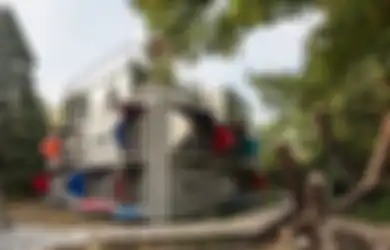 4 Cara Efektif Hindari Paparan Matahari Langsung pada Rumah Hadap Timur atau Barat 
