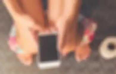 Awas, Terlalu Lama Main Hape Saat Pup Bisa Bikin Pantat Terkena Ambeien