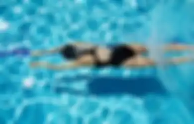 Bolehkah Menggunakan Lensa Kontak Saat Berenang? Ini Penjelasannya!