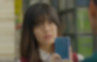 Diam-diam Kepoin Handphone Pacar? Kita Melanggar Kepercayaan dan Bikin Curigaan, Lho!