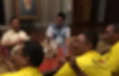 Prabowo Rapat Ditemani Kucingnya, Ternyata Ini 5 Sifat Para Pencinta Kucing!