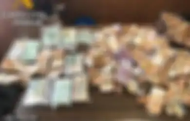 Temukan Uang Misterius Senilai Rp3,8 Miliar yang Tercecer di Jalan, Diluar Dugaan Ini yang Dilakukan Pengendara Motor Penemu Uang Itu!