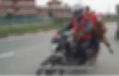 Di Negara Ini Ratusan Sapi 'Dibuang', Tergerak Hatinya, Pria Ini Selamatkan Sapi-sapi Terlantar Itu dengan Motor