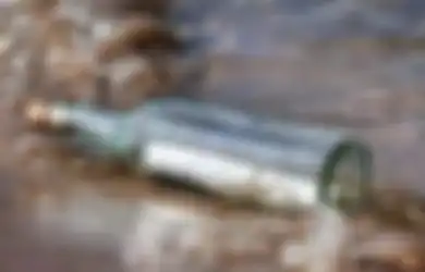Wanita Ini Menemukan Pesan dalam Botol yang Mengapung di Laut, Fakta di Baliknya Sungguh Tragis