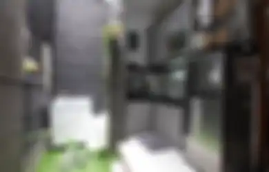 Cantiknya Nuansa Monokrom di Dapur Mungil Berukuran 2 Meter Persegi