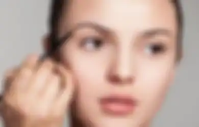 Berguna Banget, Ini Dia 4 Cara Makeup Bikin Alis Tebal Natural!