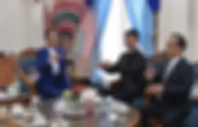 Meski Tunarungu, Surya Sahetapy Mampu Mendobrak Keterbatasan dan Ajari Jokowi Bahasa Isyarat