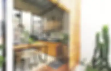 Inspirasi Desain Dapur Industrial ala @damaricha, Menyatu dengan Taman