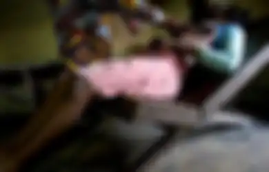 Edan! Anaknya Melahirkan di Usia 14 Tahun, Sang Bunda Gusar Lalu Ratakan Payudara Putrinya 