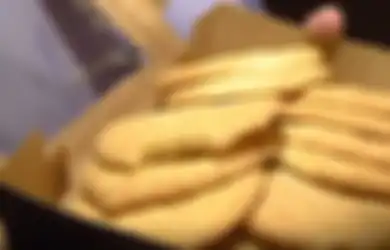 Bagikan Roti pada Teman Kelasnya, Tak Disangka di Dalam Roti Itu Ada Campuran Abu Kremasi Kakek Gadis Ini