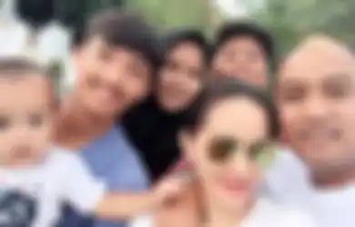 Pantas Saja Kuat Hidupi 2 Orang Istri Meski Sudah Hengkang dari OVJ, Ternyata Ini Sumber Pundi-pundi Uang Azis Gagap yang Bikin Dapur Tetep Ngebul, Omset Tiap Tahun Nggak Main-main!