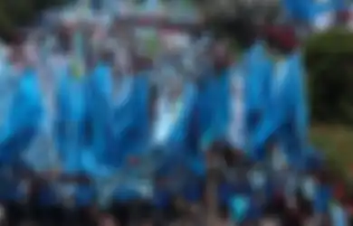 Ikut Berbondong Masuk Barisan Para Demonstran Penolak Omnibus Law UU Cipta Kerja Sambil Bawa Senjara Tajam, Pria Ini Jutru Hendak Bubarkan Unjuk Rasa, Alasannya Sungguh Menyentuh Hati