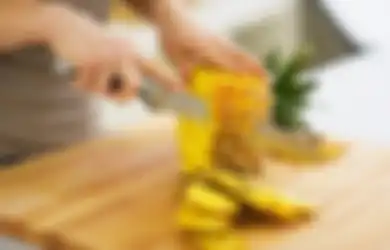 Ternyata Enggak Perlu Pakai Pisau, Gini Cara Mudah Kupas Nanas