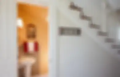 Awalnya Dipandang Negatif, Ternyata Kamar Mandi di Bawah Tangga Diperbolehkan oleh Feng Shui, Asal..