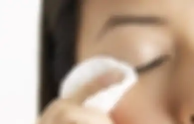 Stop Kebiasaan Ini, 5 Kesalahan Menghapus Makeup Bikin Wajah Rusak