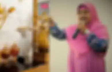 Terkenal dan Dipuja, Begini Mewahnya Hunian Mamah Dedeh yang Bernuansa Emas, Pintu Rumahnya Bikin Melongo!