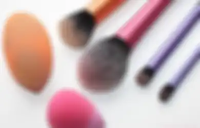 Trik Bersihkan Brush Makeup & Sponge Cuma 1 Menit Tanpa Keluar Uang!